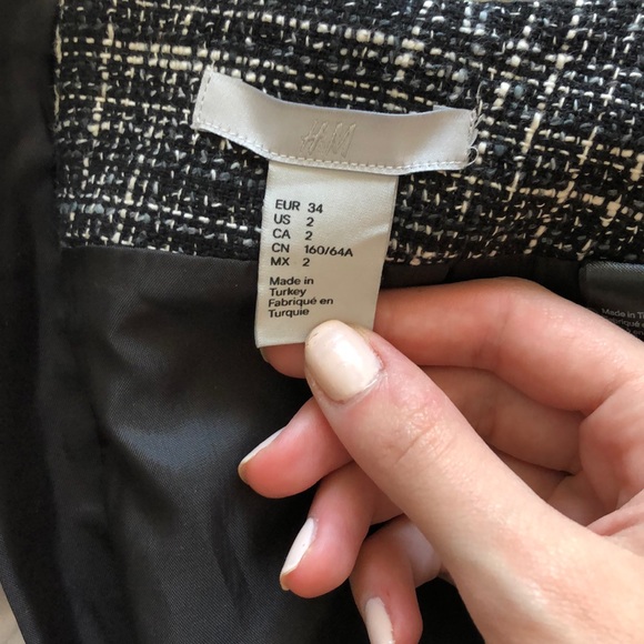 Black skirt! - Picture 3 of 3